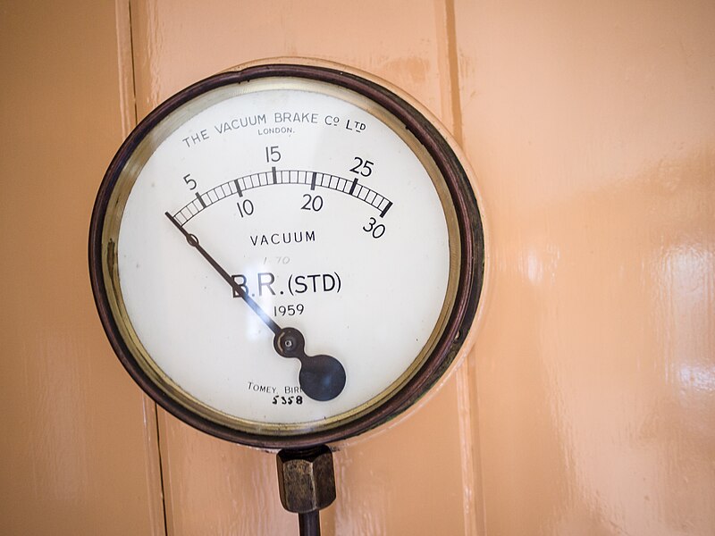 File:Vacuum gauge from the LSWR brake composite (9131124842).jpg