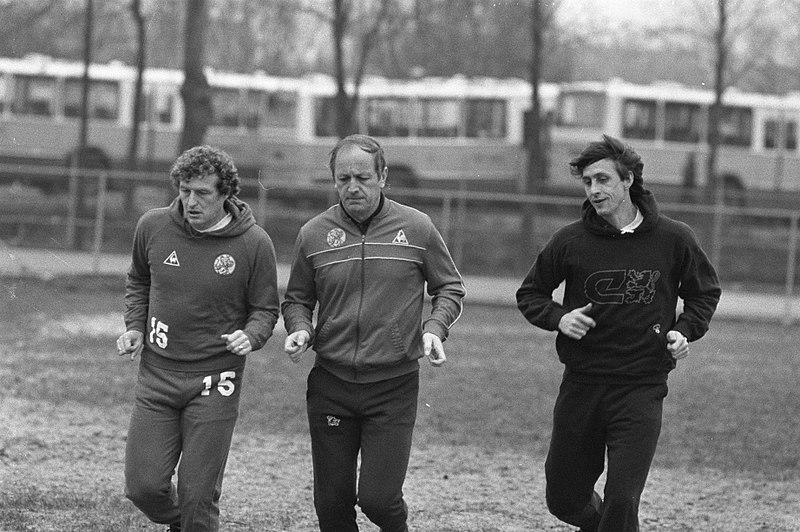 File:Van links naar rechts Wim Janssen, trainer Kurt Linder en Johan Cruijff, Bestanddeelnr 931-8196.jpg