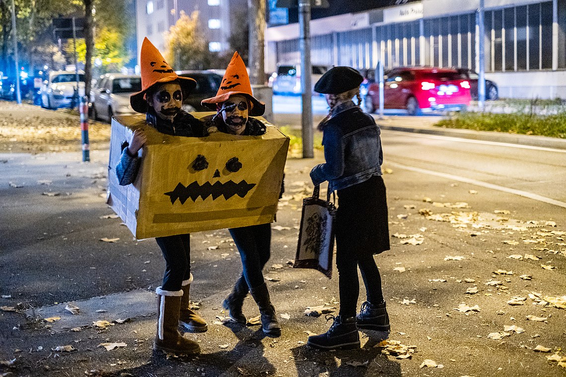 Verkleidete Kinder an Halloween 2019 an der Kreugung der Hechinger Straße und der Katharinenstraße in Tübingen.jpg