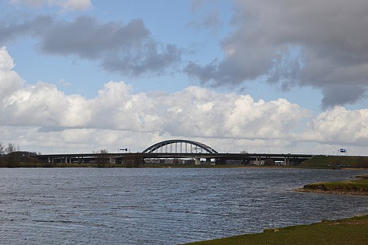 De oude en de nieuwe brug in de A2