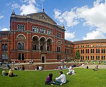 Victoria and albert museum. Музей Виктории и Альберта. Музея Виктории и Альберта в Южном Кенсингтоне. Музеи Великобритании музей Виктории и Альберта. Виктория и Альберт музей в Лондоне.