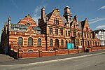 Victoria Baths mit angebauten Vorplatzwänden