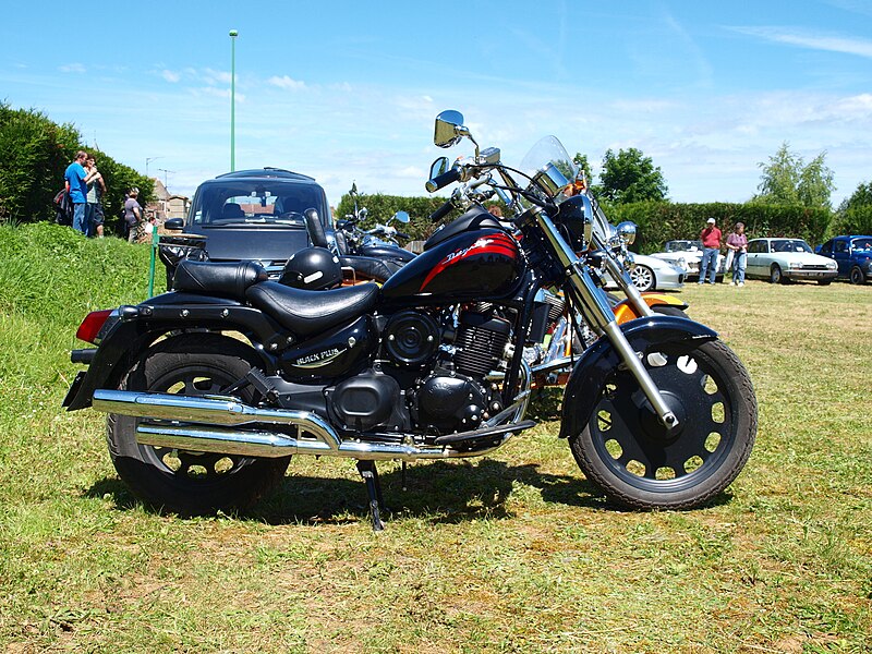 File:Villemanoche-FR-89-Rassemblement 2013 des véhicules anciens-22.JPG