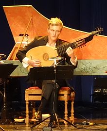 Vincent Dumestre hrající na theorbu v roce 2017