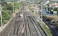 Jižní výjezd ze stanice L'Estaque se křižovatkou směrem na Marseille-St-Charles.