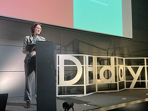 Wikimedia CH CEO Jenny Ebermann as a speaker at DHday 2022 at EPFL