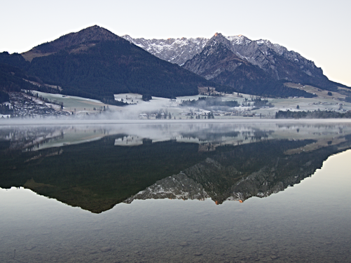 Walchsee im Kaisergebirge; Spiegelung von Bergen des "Zahmen Kaisers" im See