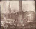 Henry Fox Talbot La colonne Nelson en construction. Trafalgar Square, Londres, v. 1843. Tirage sur papier salé à partir d'un négatif calotype