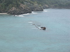 小笠原諸島父島境浦海岸に残る濱江丸（2011年4月）