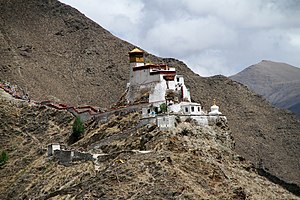 Yumbu Lagang vom Tal aus gesehen