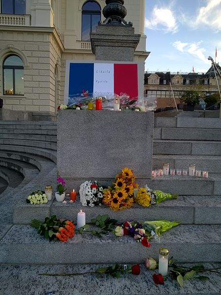 File:Zürich Sechseläutenplatz, Hommage aux victimes des attentats du 13 novembre 2015 en France 20151116 161009.jpg