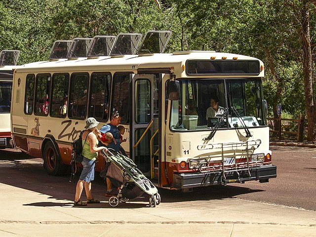 File:Zion_Bus_122.jpg