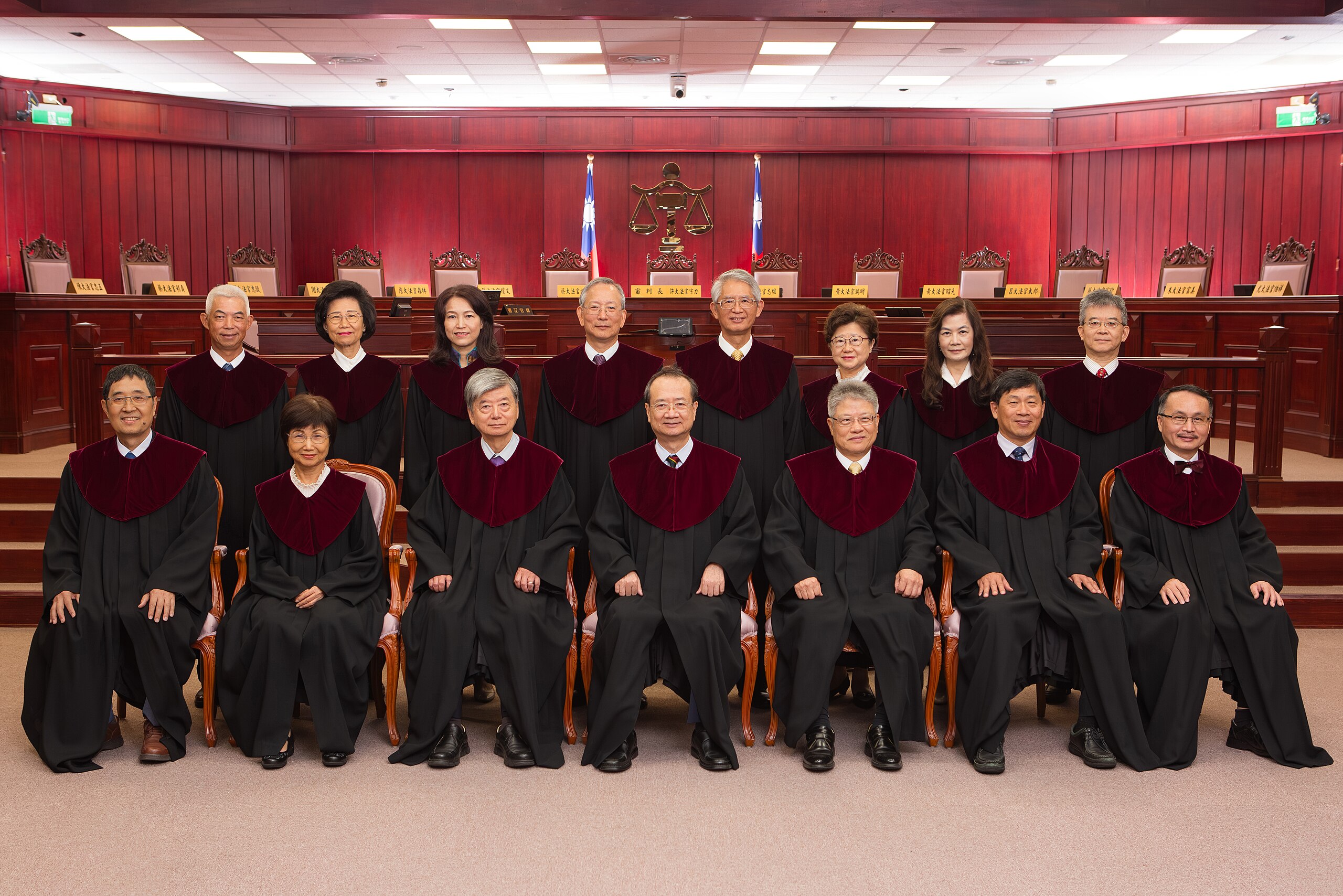 File:憲法法庭現任大法官（2023年12月） (cropped).jpg - 维基百科 