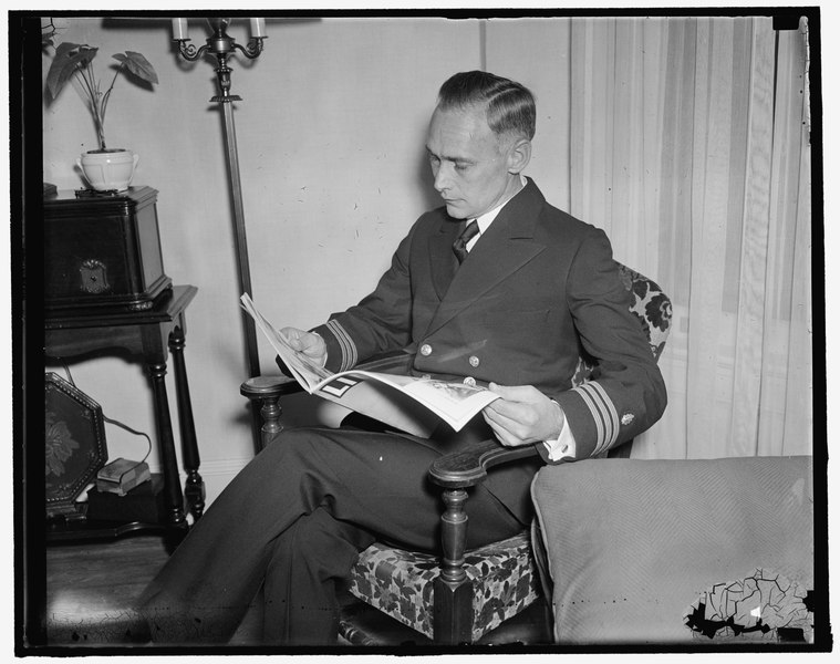 File:"Chief tooth puller for the president." Washington, D.C., Nov 25. Commander Arther H. Yando, Dental Corp of the U.S. Army, who has been taking of the President's dental needs and who pulled LCCN2016872648.tif