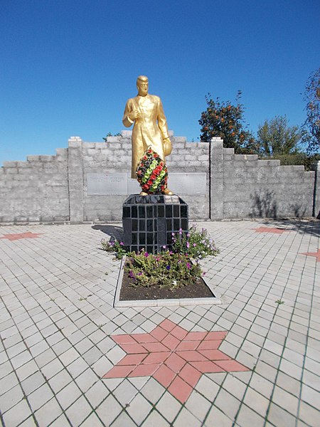 File:Памятник Дубініну І.В. - Герою Радянського Союзу.jpg