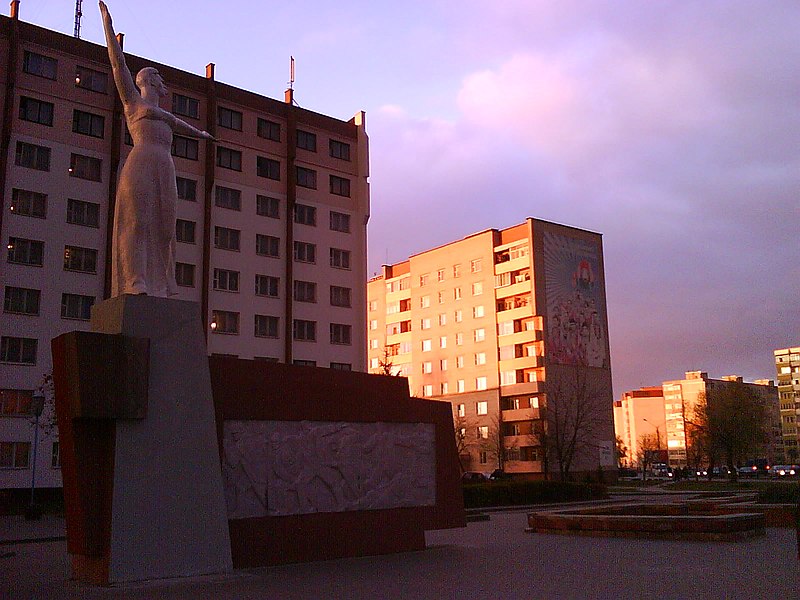 File:Рядом с памятником "Родина-мать" - panoramio.jpg