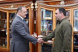 Сергей Меликов вручает именные часы Энверу Набиеву (справа)