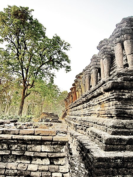 File:วัดช้างล้อม อุทยานประวัติศาสตร์กำแพงเพชร - panoramio.jpg