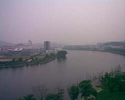 新県市街地と潢河