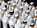 「敬礼」を行うアメリカ海軍兵。「敬礼」の形は各々異なっている