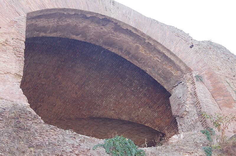 File:10 2023 - Terme (Baths of) Caracalla, Arte Romana, Viale Guido Baccelli, Rome, Roma, Lazio, 00154, Italy - Photo Paolo Villa - FO232095 - Architettura e mattoni - arco-volta.jpg