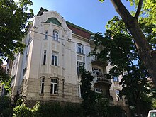 Weimarer Straße 91: Hier wohnte die Familie Weigel von 1923 bis 1939, bevor sie in das Haus Porzellangasse 39 übersiedelt ist, wo sich das Café Koralle befand, das seit 1925 von Susi Weigels Eltern geleitet wurde.