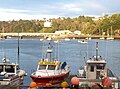 Le port d'Audierne, le pont d'Audierne et le château de Locquéran vus depuis le quai Jean-Jaurès du port d'Audierne.