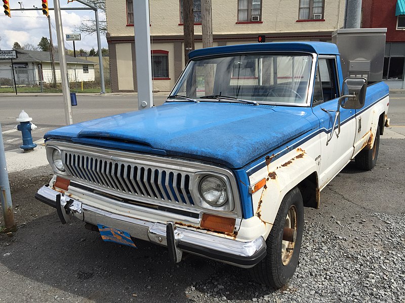 File:1978 Jeep J-10 pickup truck, 131-inch wb, 6200 lbs GVW, 258 CID six automatic blue-white 03.jpg