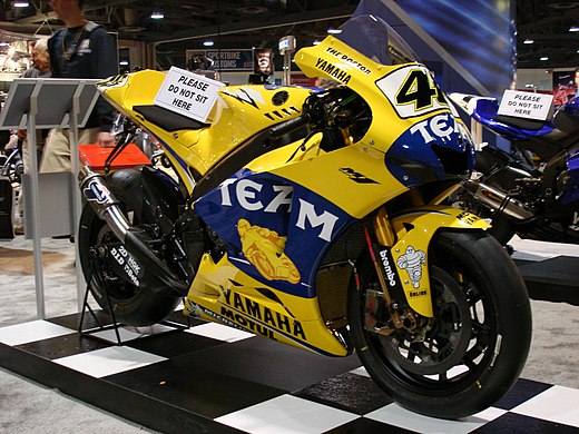 De peperdure Yamaha-fabrieksracer die in 2006 voor Valentino Rossi werd bereden