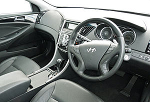 2010_Hyundai_i45_(YF_MY10)_Premium_sedan_(2011-04-22)_02