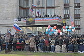 Pembantah pro-Rusia (ataupun orang Rusia) menduduki bangunan RSA Donetsk pada 7 April 2014.