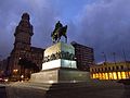 Thumbnail for File:2016 Noche Plaza de La Independencia monumento a Artigas y Palacio Salvo en Montevideo.jpg