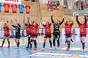Las jugadoras de balonmano del Thüringer HC de la Bundesliga celebran con los aficionados la victoria.