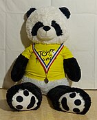 Habillage d'1 panda en peluche de 60 cm de haut environ aux couleurs du Tour de France. Ceci a été réalisé en lien avec le Tour de France 2024 et le Tour de France Femmes 2024.