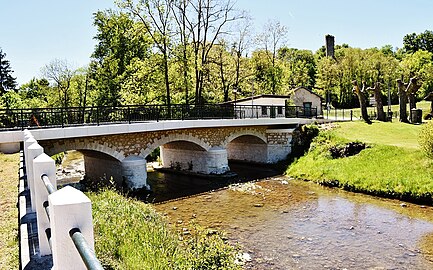 Le pont franchissant la Save, au bourg.