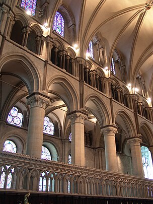 Ober­gaden, Triforium bzw. Em­pore, Lauf­gang mit gelappten Fenstern, Seiten­schiffs­fenster