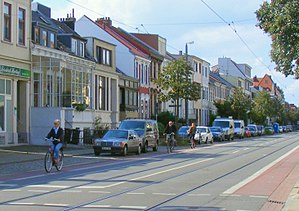 Una calle alemana de dos sentidos con carriles bici estrictamente separados. Etiquetado: cycleway=lane + cycleway:lane=exclusive