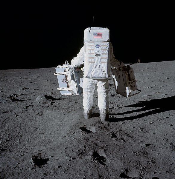 File:AS11-40-5942 - Apollo 11 - Apollo 11 Mission image - Astronaut Edwin Aldrin carries experiments to deployment area - NARA - 16685259.jpg