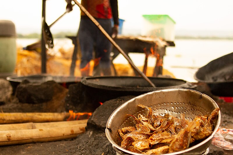 File:A man frying fish at Jabi fish Market, Abuja.jpg