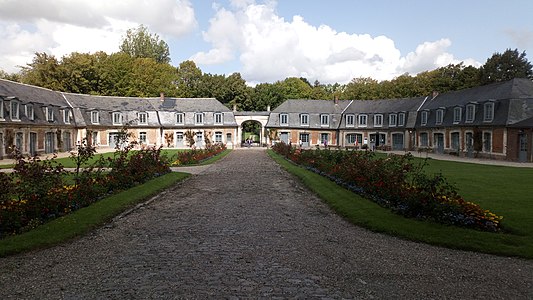 Entrée de l'abbaye et cour d'honneur