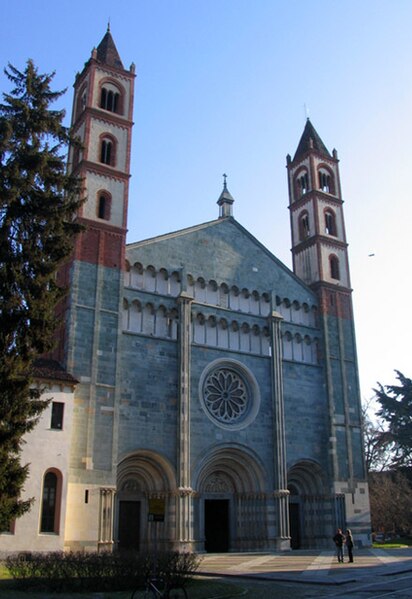 File:Abbazia di Sant'Andrea - Vercelli - panoramio.jpg