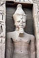 Dettaglio di un colosso di Ramses II sulla facciata del Tempio minore.