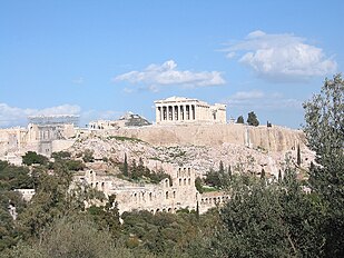 الأكروبوليس في اليونان كان له تأثير مباشر على العمارة والهندسة في الحضارات الغربية والإسلامية والشرقية حتى يومنا هذا، بعد 2400 عام من بنائه.