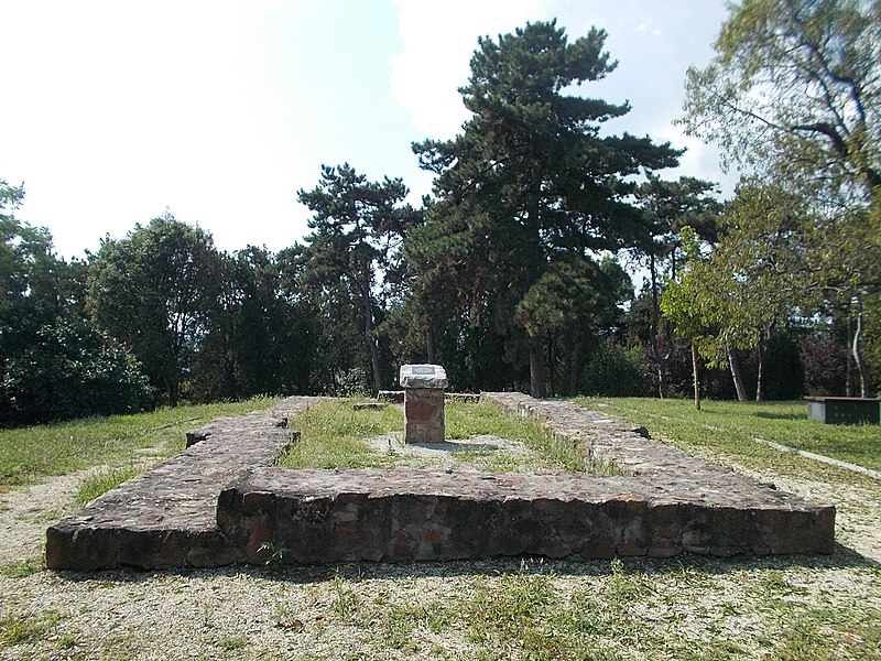 File:Alte Kirche Reste, Szent Erzsébet Park, 2018 Balatonboglár.jpg