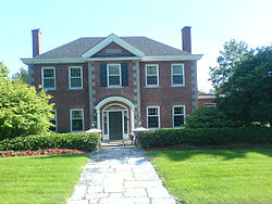 Ллинли, частный дом, построенный в 1963 году Артуром Дэвисом, братом канадского писателя Робертсона Дэвиса и сыном сенатора Уильяма Руперта Дэвиса на месте бывшего дома правительства.