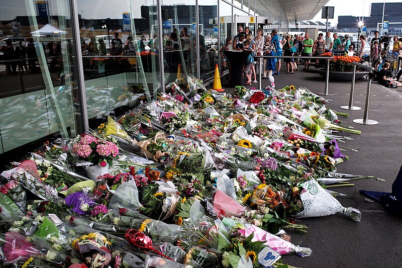 File:Amsterdam Airport- Flight MH17 Memorial (14675744526).jpg