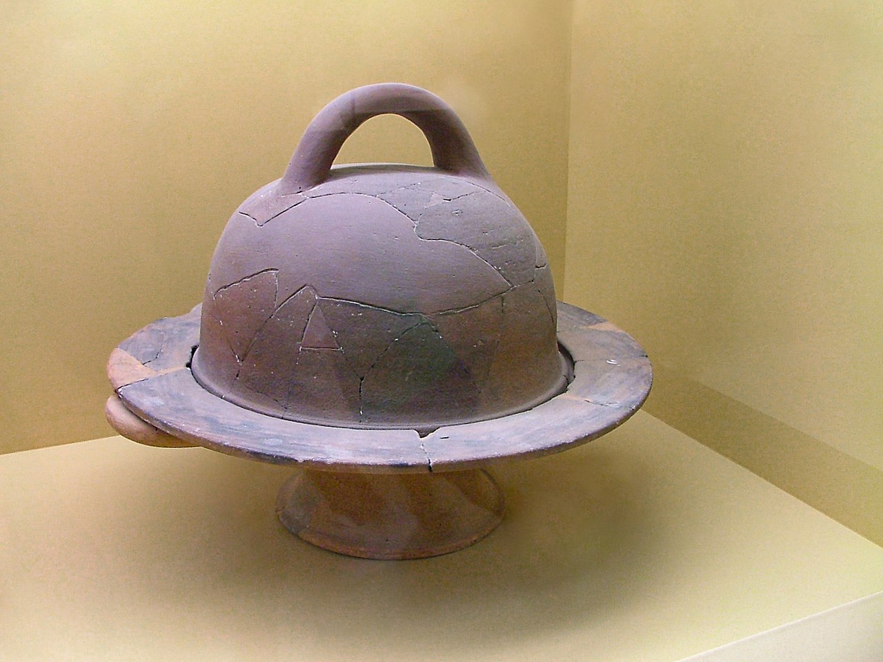 https://upload.wikimedia.org/wikipedia/commons/thumb/3/32/Ancient_Greek_shallow_cooking_hearth_with_bell-shaped_cover_-_AGMA.jpg/1280px-Ancient_Greek_shallow_cooking_hearth_with_bell-shaped_cover_-_AGMA.jpg