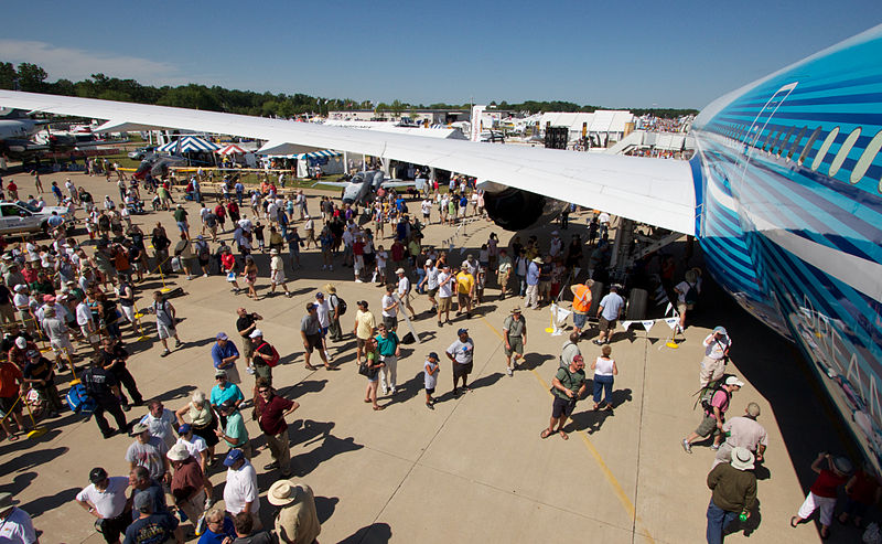 File:B787 left wing at Oshkosh (5998640632).jpg