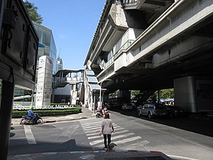 BTSエカマイ駅の駅舎.jpg