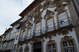 Edifici barroc amb banderes del Comtat Portucalense (usada entre 1095 i 1139).